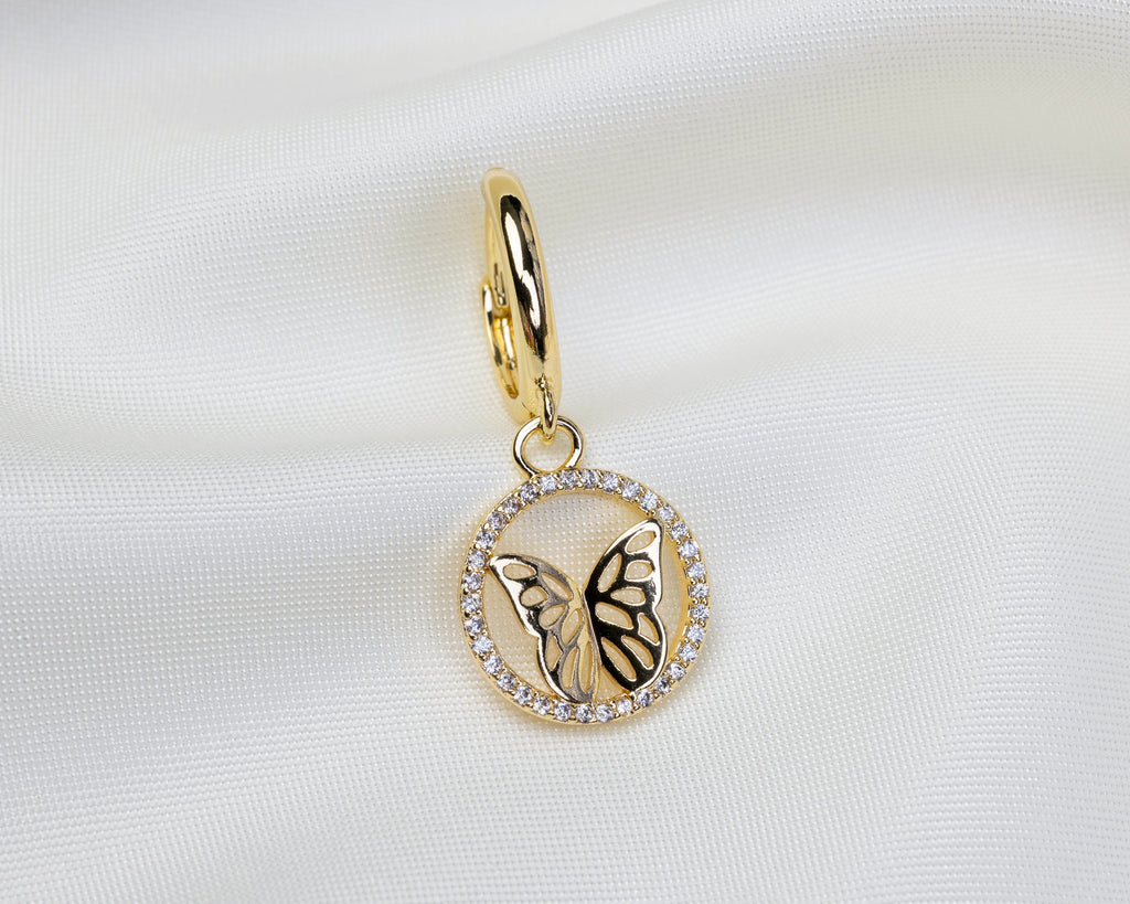 Handgemaakte 14k gold plated oorbel met ronde vlinder hanger en pavé zirkonia