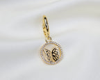 Handgemaakte 14k gold plated oorbel met ronde vlinder hanger en pavé zirkonia