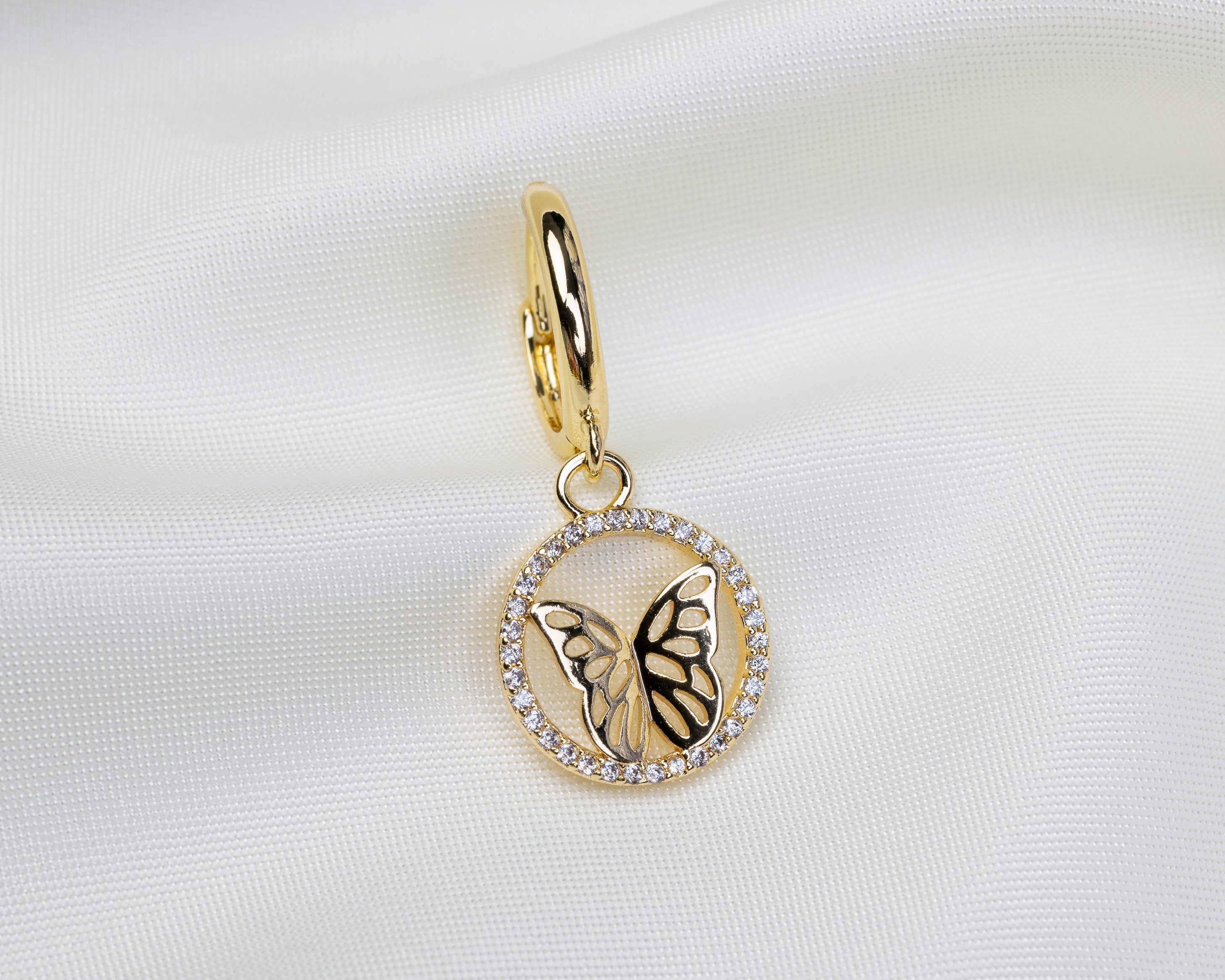 Handgemaakte 14k gold plated oorbel met ronde vlinder hanger en pavé zirkonia