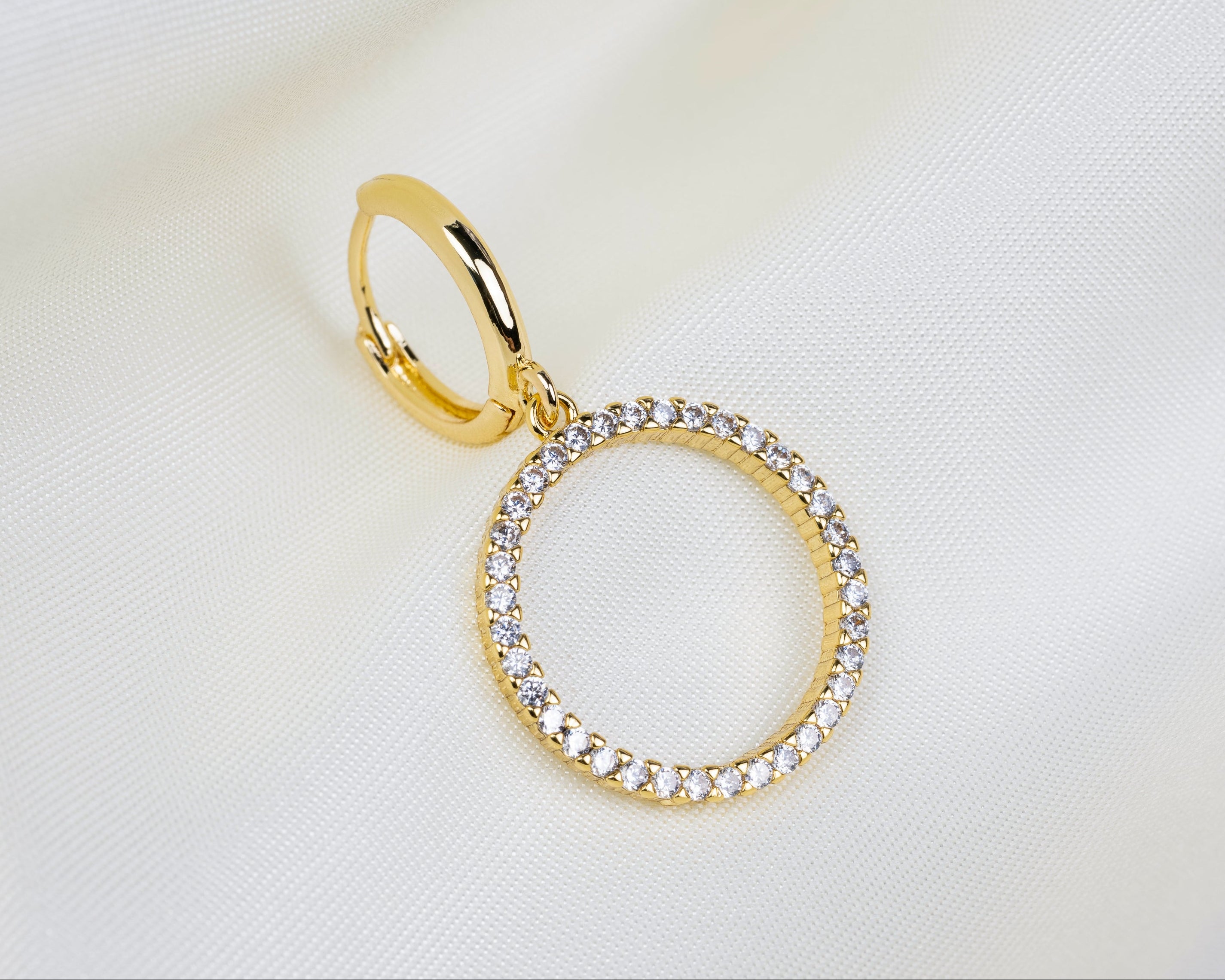 Handgemaakte 14k gold plated oorbel met een ronde hanger van witte zirkonia