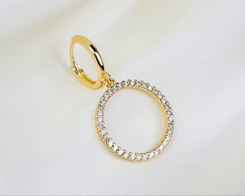 Handgemaakte 14k gold plated oorbel met een ronde hanger van witte zirkonia