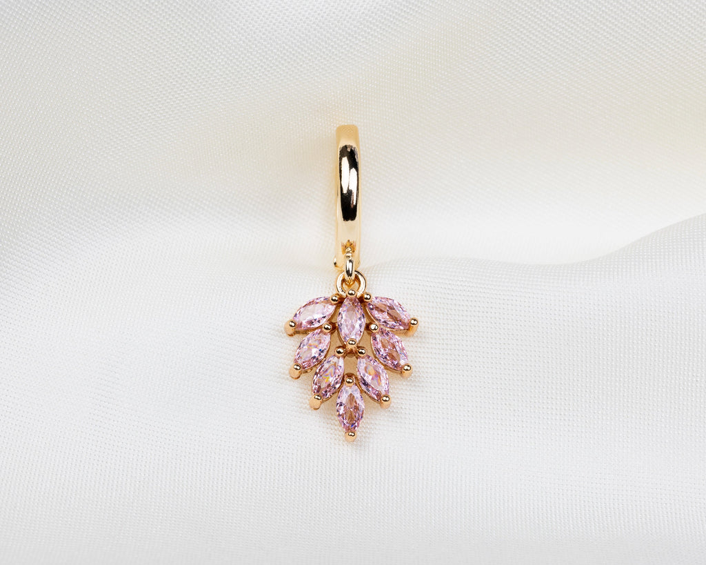 Handgemaakte 14k gold plated oorbel met een bladvormige hanger van roze zirkonia