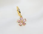 Handgemaakte 14k gold plated oorbel met een sakura bloem hanger van roze zirkonia