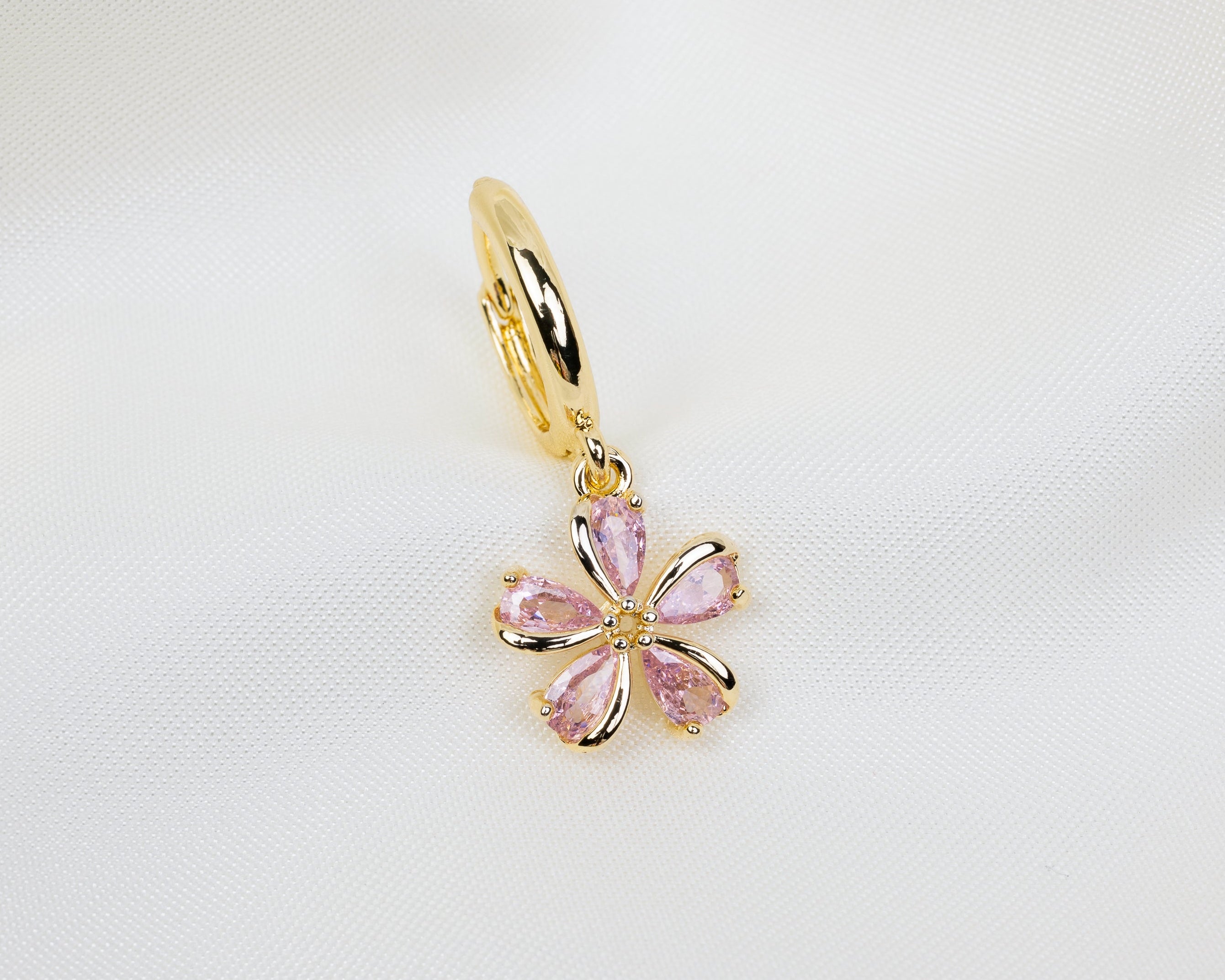 Handgemaakte 14k gold plated oorbel met een sakura bloem hanger van roze zirkonia