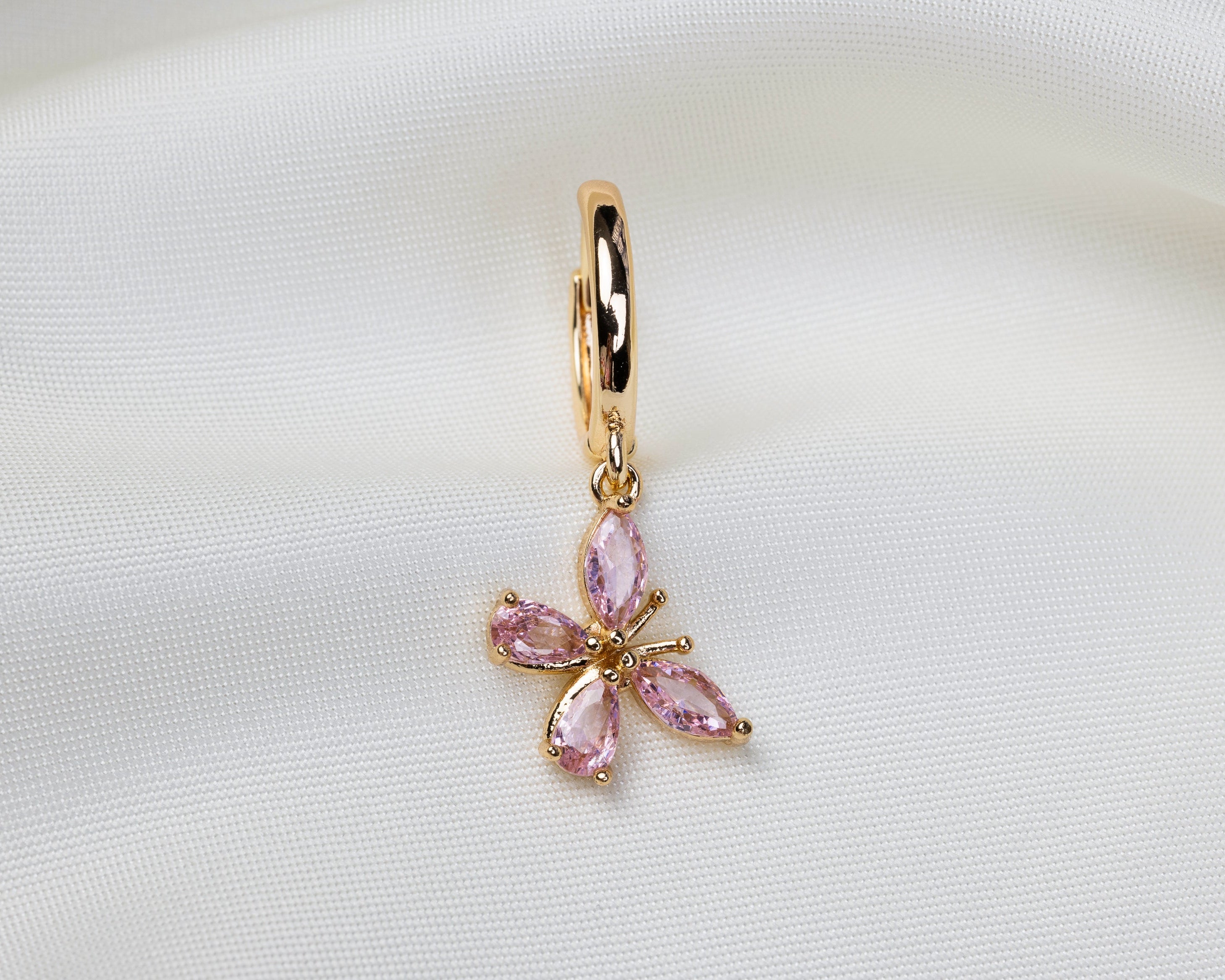 Handgemaakte 14k gold plated oorbel met vlinder hanger van roze zirkonia