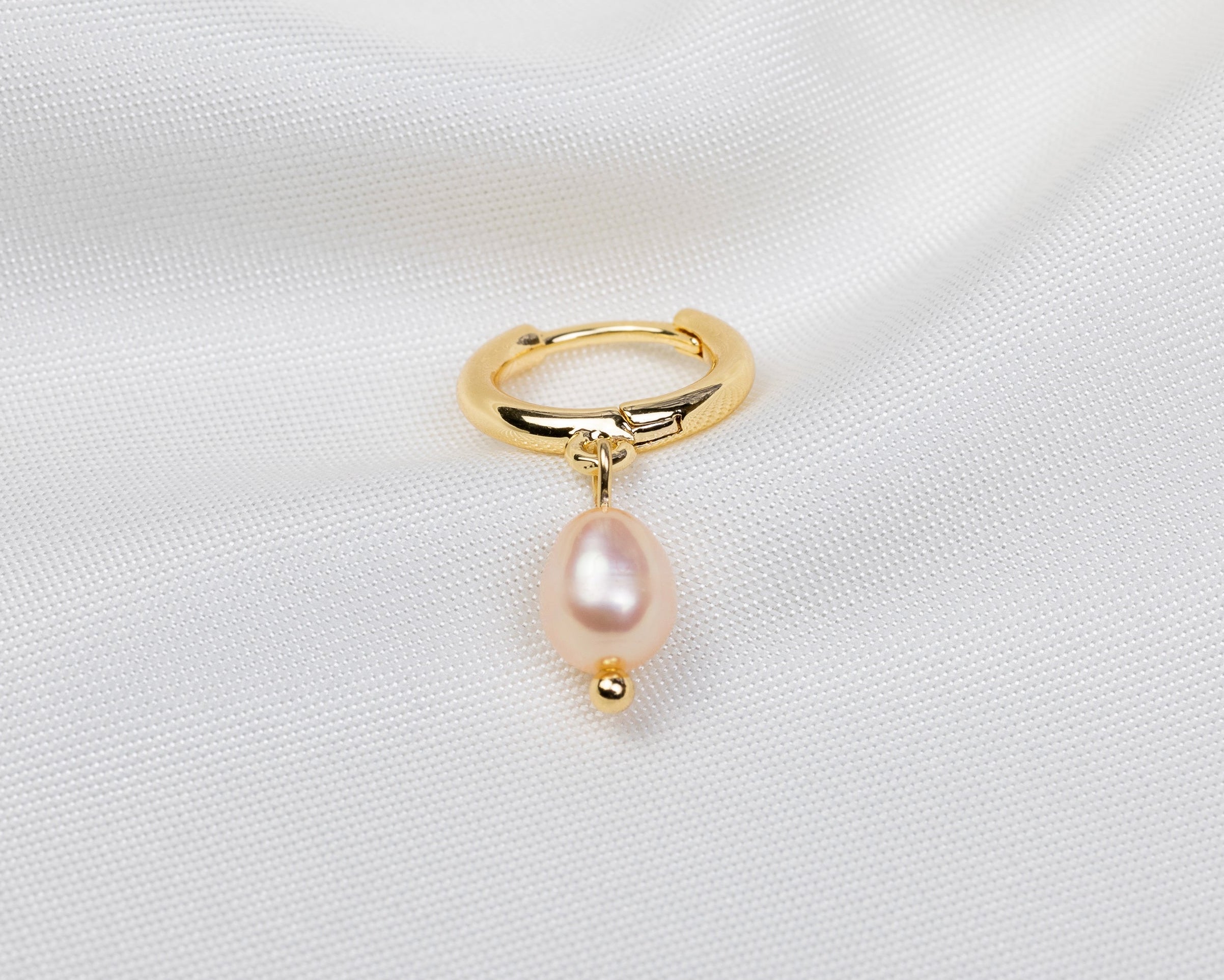 Handgemaakte 14k gold plated oorbel met een roze zoetwaterparel hanger