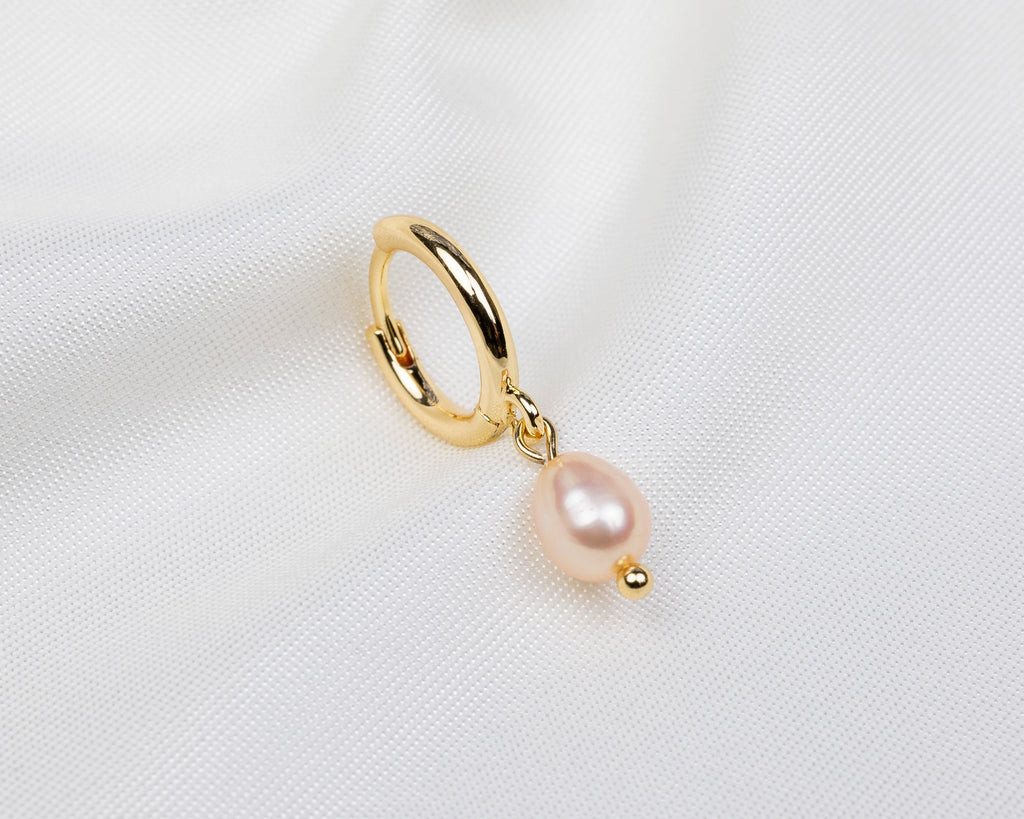 Handgemaakte 14k gold plated oorbel met een roze zoetwaterparel hanger