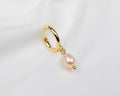 Handgemaakte 14k gold plated oorbel met een roze zoetwaterparel hanger