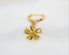 Handgemaakte 14k gold plated oorbel met een sakura bloem hanger van gele zirkonia