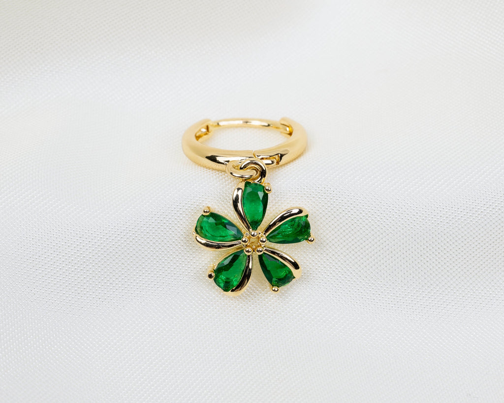 Handgemaakte 14k gold plated oorbel met een sakura bloem hanger van groene zirkonia