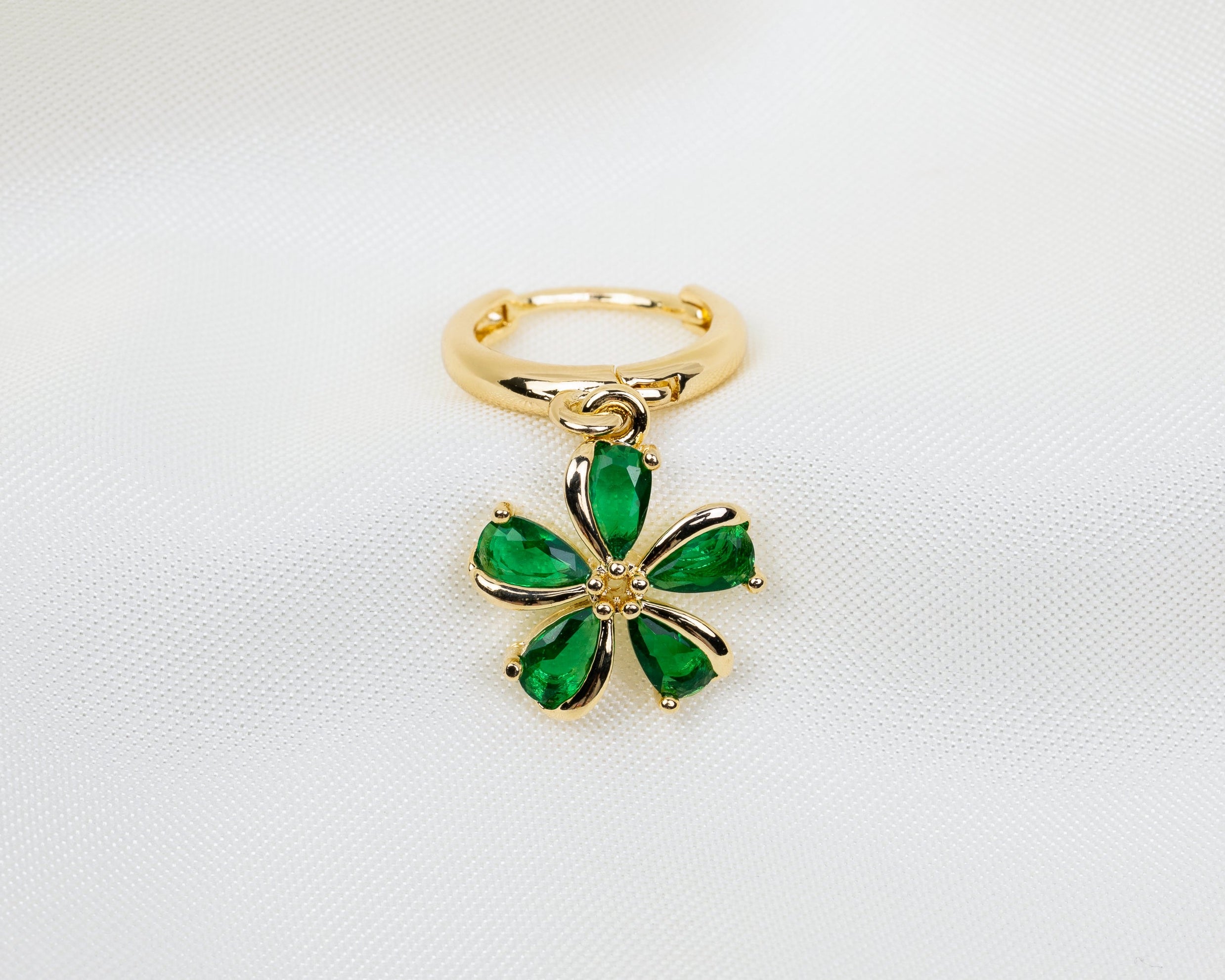 Handgemaakte 14k gold plated oorbel met een sakura bloem hanger van groene zirkonia