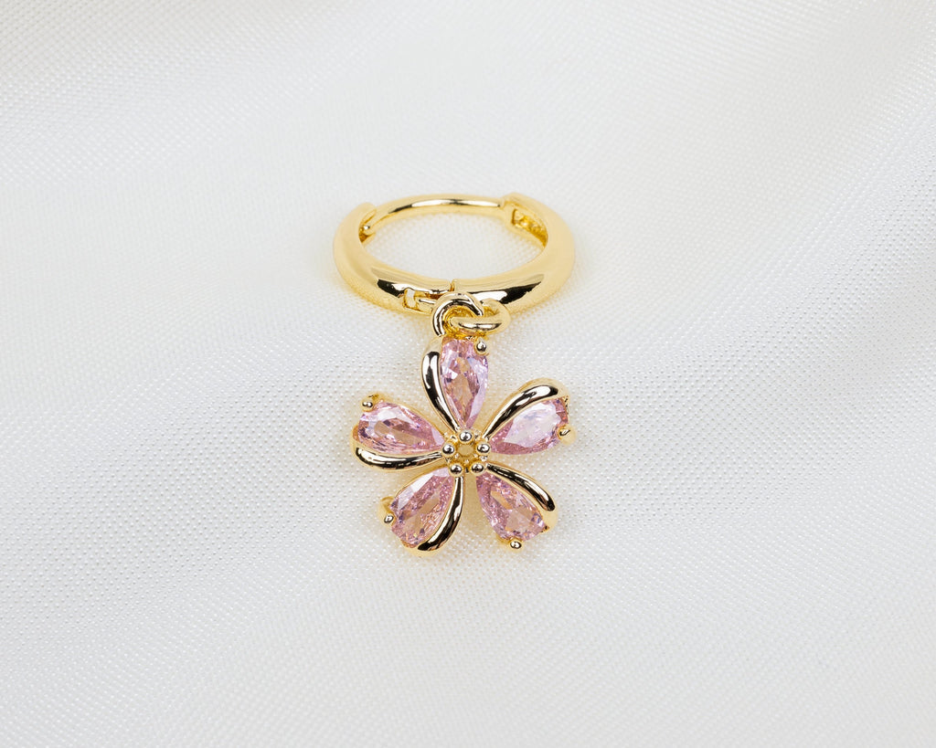 Handgemaakte 14k gold plated oorbel met een sakura bloem hanger van roze zirkonia