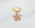 Handgemaakte 14k gold plated oorbel met een sakura bloem hanger van roze zirkonia