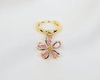 Handgemaakte 14k gold plated oorbel met een sakura bloem hanger van roze zirkonia