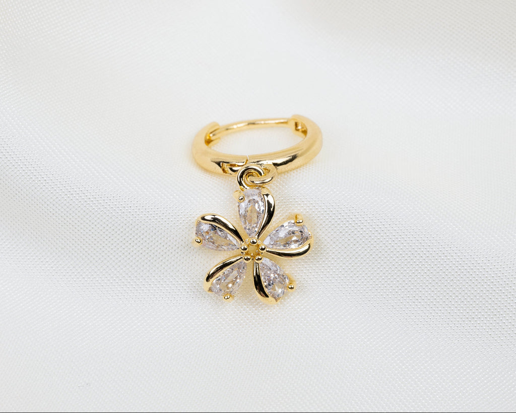 Handgemaakte 14k gold plated oorbel met een sakura bloem hanger van witte zirkonia