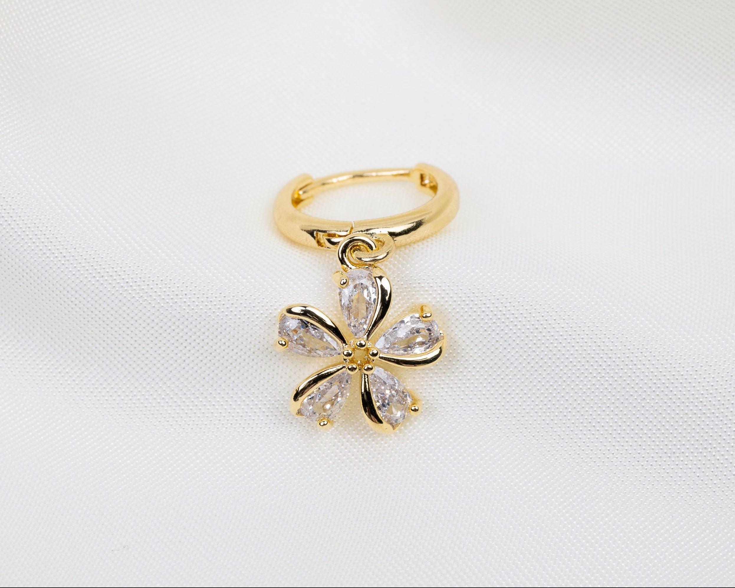 Handgemaakte 14k gold plated oorbel met een sakura bloem hanger van witte zirkonia