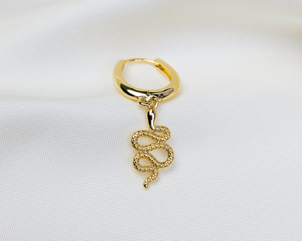 Handgemaakte 14k gold plated oorbel met hanger in de vorm van een slang