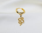 Handgemaakte 14k gold plated oorbel met hanger in de vorm van een slang