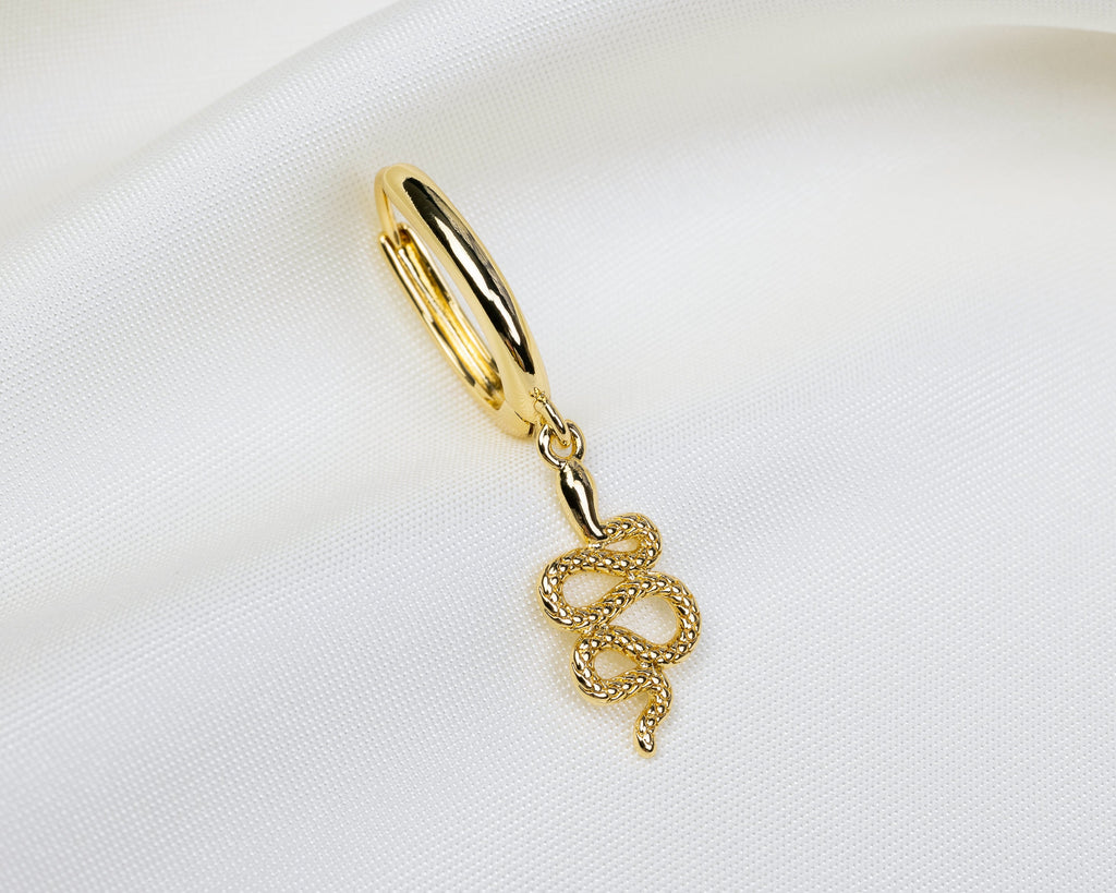 Handgemaakte 14k gold plated oorbel met hanger in de vorm van een slang