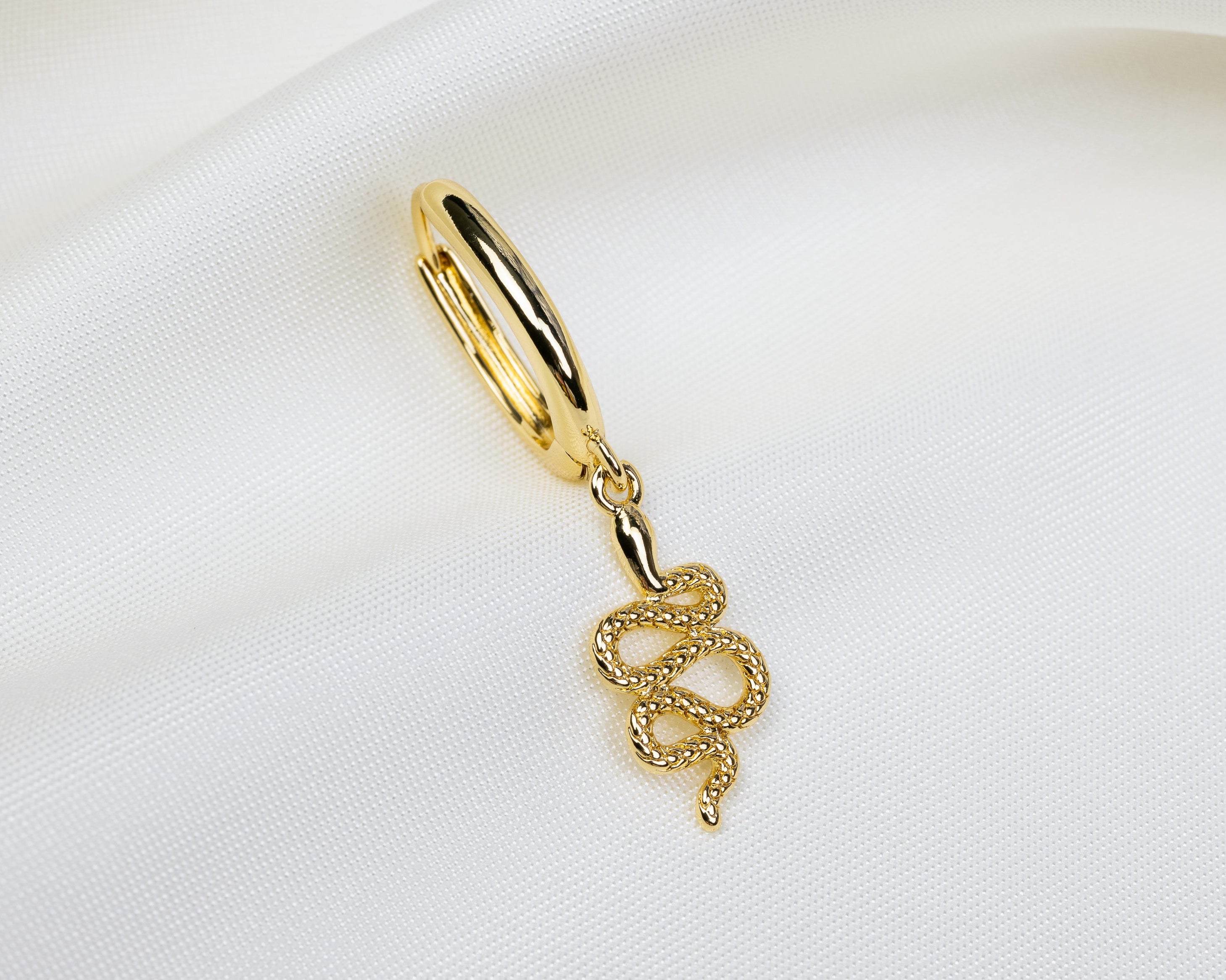 Handgemaakte 14k gold plated oorbel met hanger in de vorm van een slang