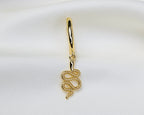 Handgemaakte 14k gold plated oorbel met hanger in de vorm van een slang