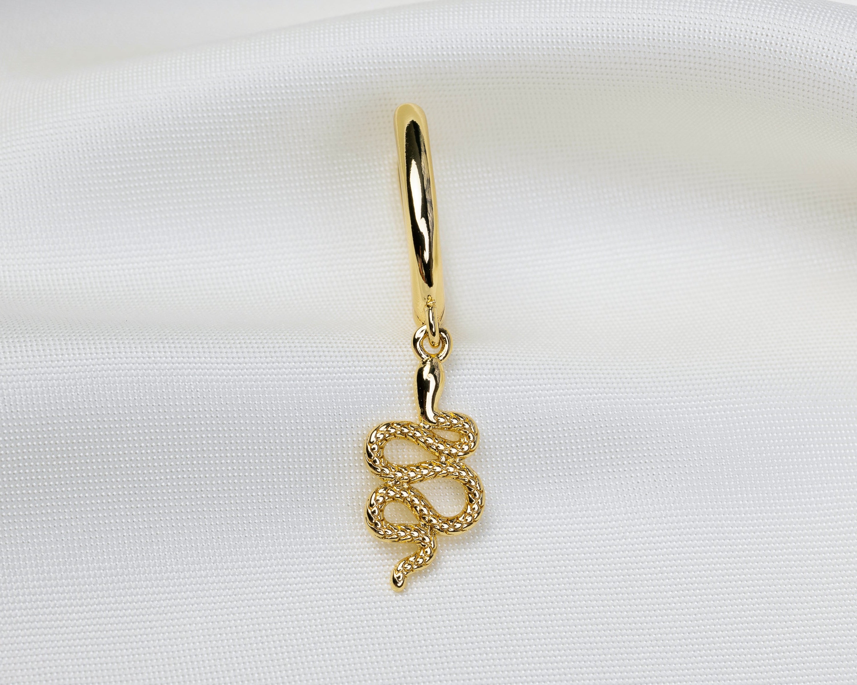 Handgemaakte 14k gold plated oorbel met hanger in de vorm van een slang