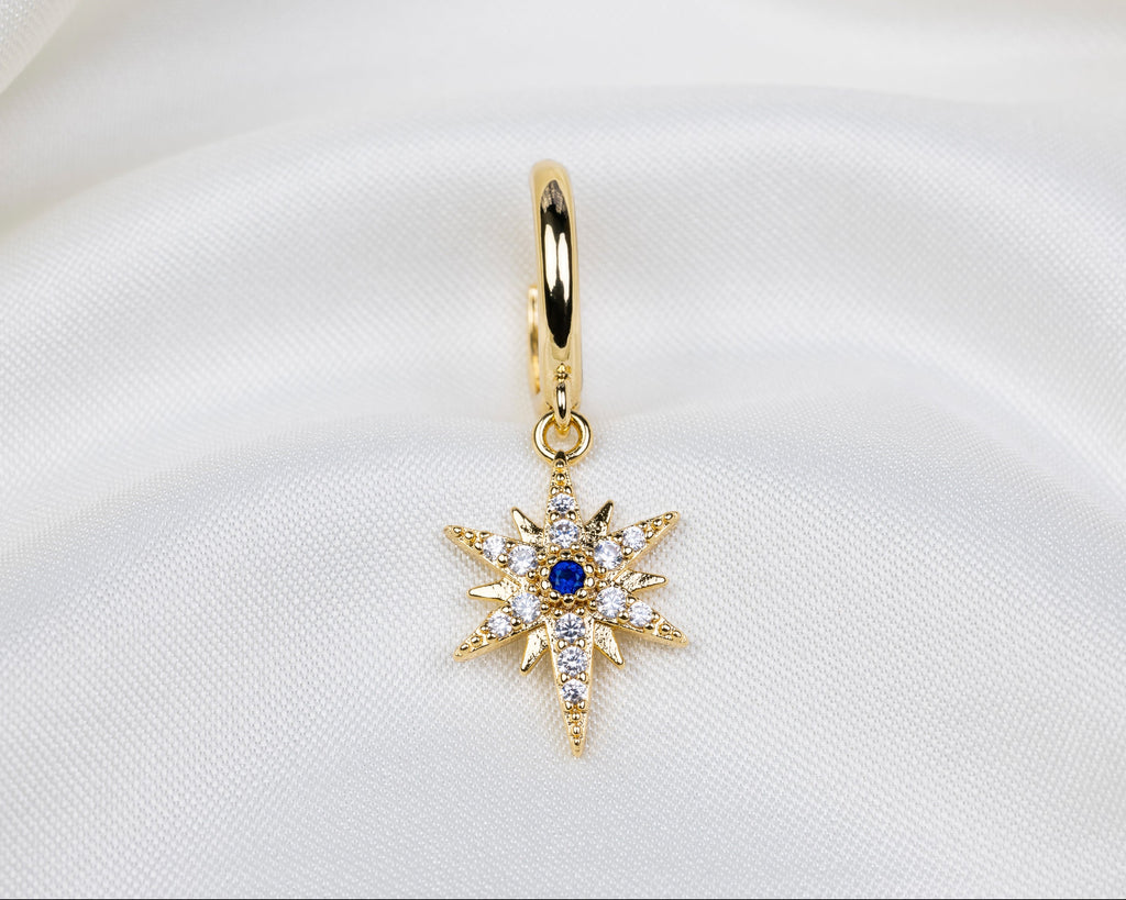 Handgemaakte 14k gold plated oorbel met een stervormige hanger van witte en blauwe zirkonia