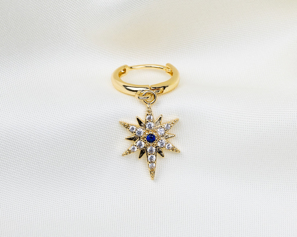 Handgemaakte 14k gold plated oorbel met een stervormige hanger van witte en blauwe zirkonia