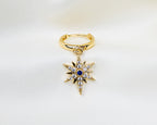 Handgemaakte 14k gold plated oorbel met een stervormige hanger van witte en blauwe zirkonia