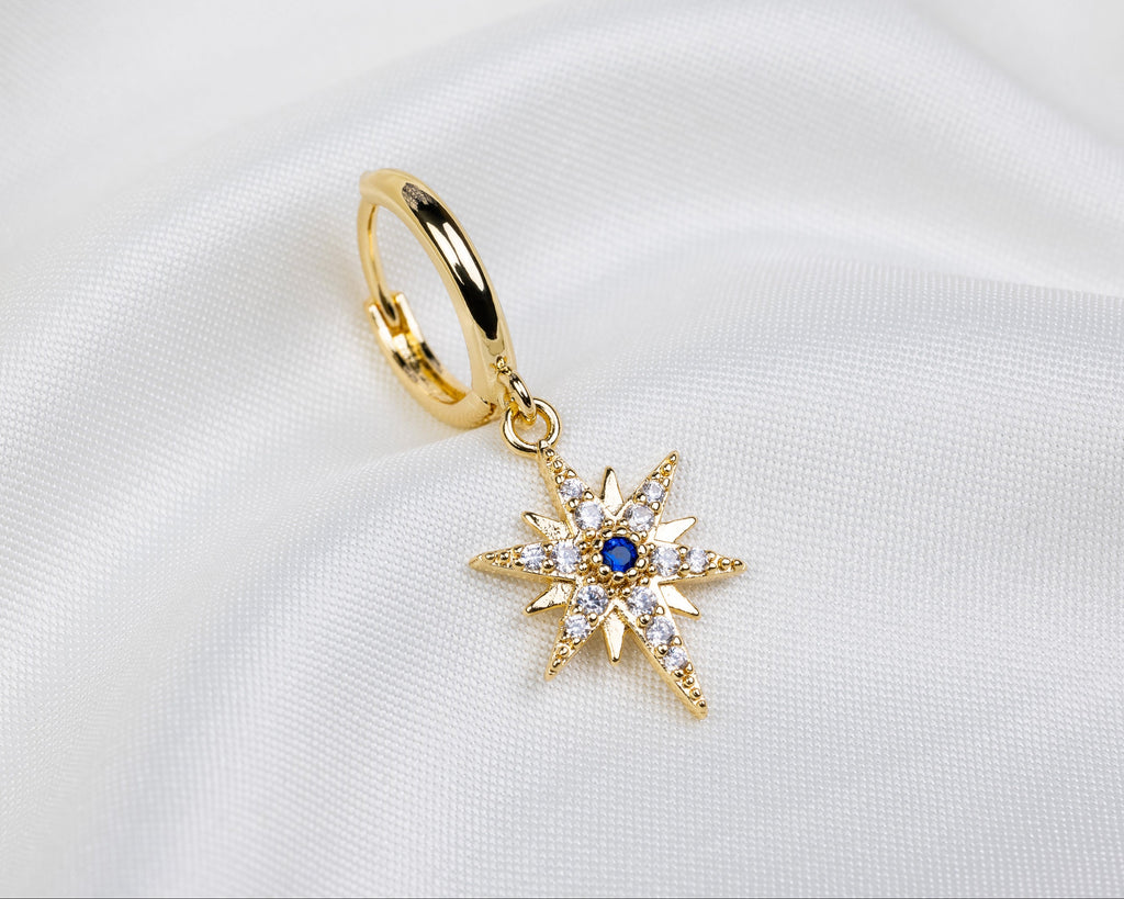 Handgemaakte 14k gold plated oorbel met een stervormige hanger van witte en blauwe zirkonia