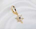 Handgemaakte 14k gold plated oorbel met een stervormige hanger van witte en blauwe zirkonia
