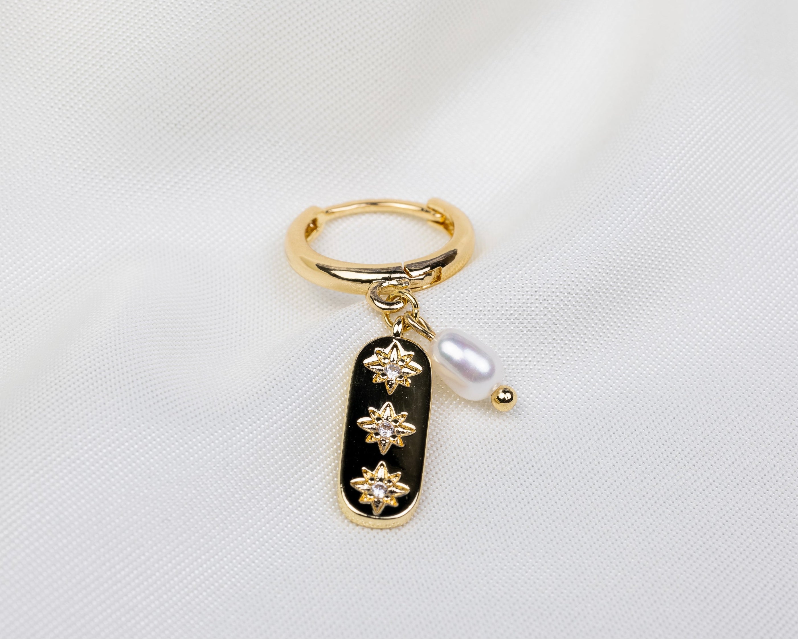 Handgemaakte 14k gold plated oorbel met een tabletvormige hanger met ingelegde stervormige zirkonia en een kleine zoetwaterparel hanger