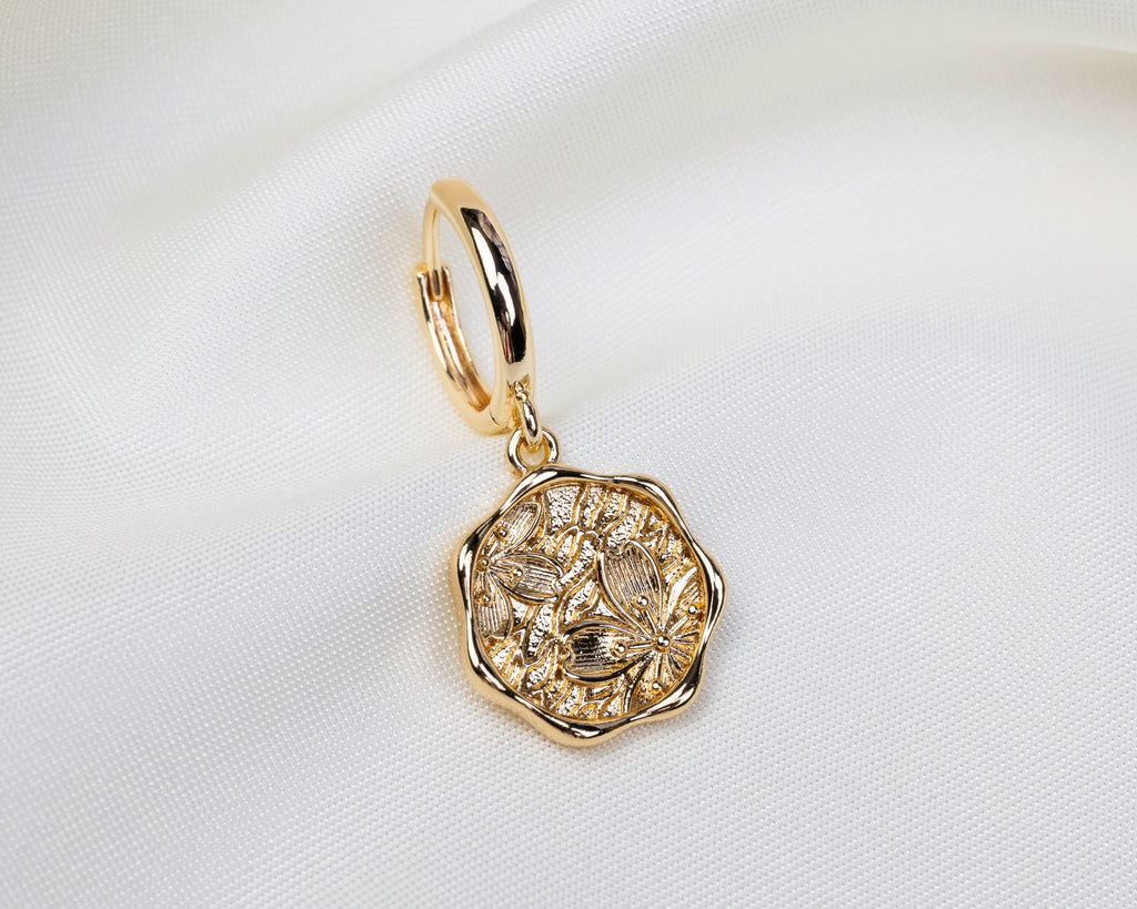 Handgemaakte 14k gold plated oorbel met een tablet-vormige hanger voorzien van een reliëf van hibiscusbloemen