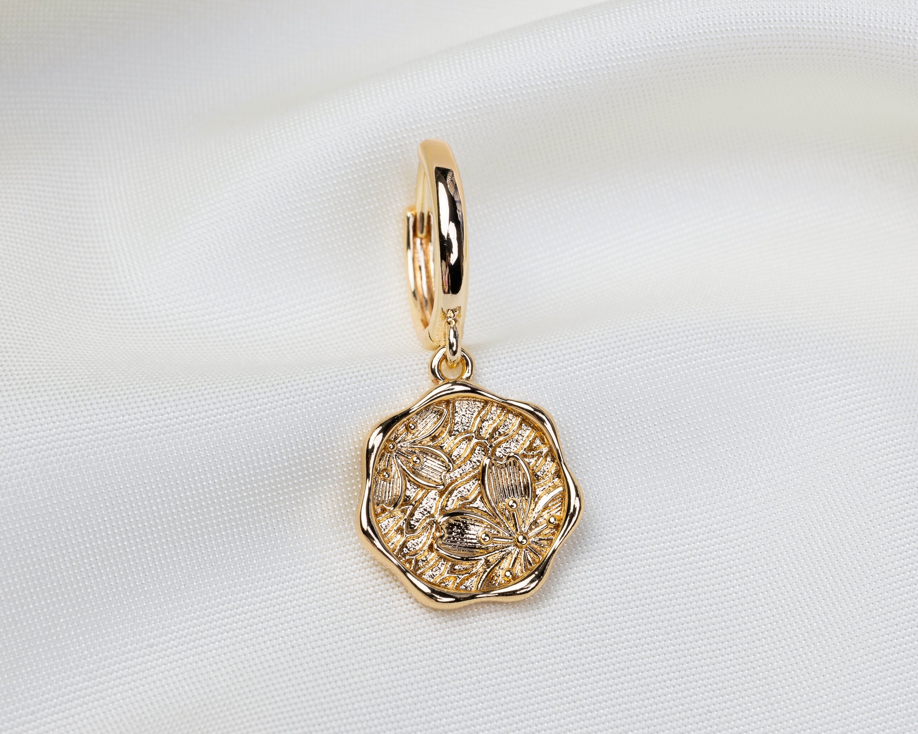 Handgemaakte 14k gold plated oorbel met een tablet-vormige hanger voorzien van een reliëf van hibiscusbloemen