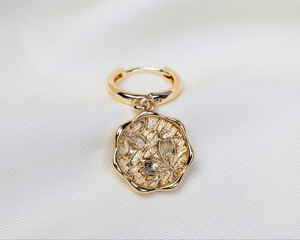 Handgemaakte 14k gold plated oorbel met een tablet-vormige hanger voorzien van een reliëf van hibiscusbloemen