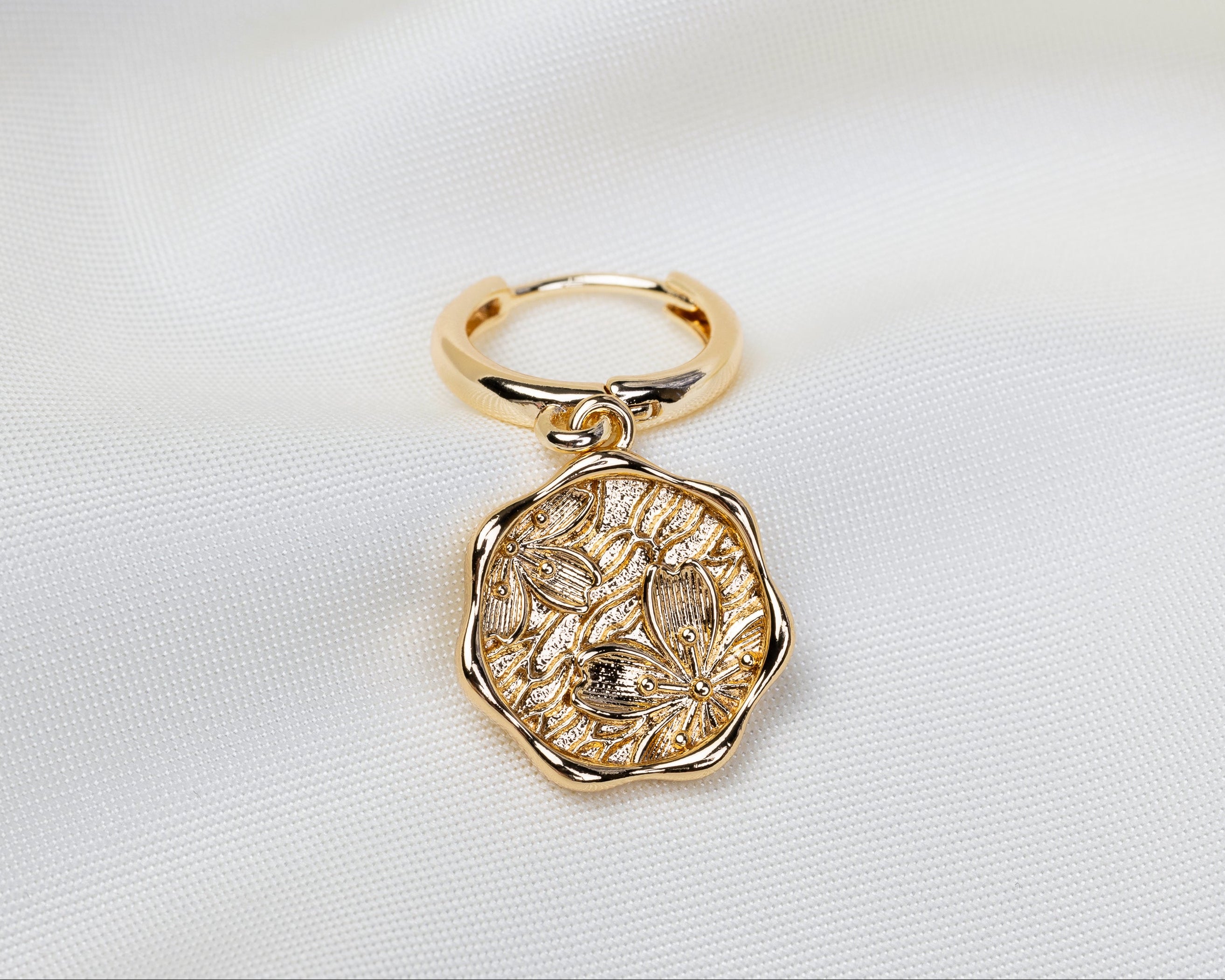 Handgemaakte 14k gold plated oorbel met een tablet-vormige hanger voorzien van een reliëf van hibiscusbloemen