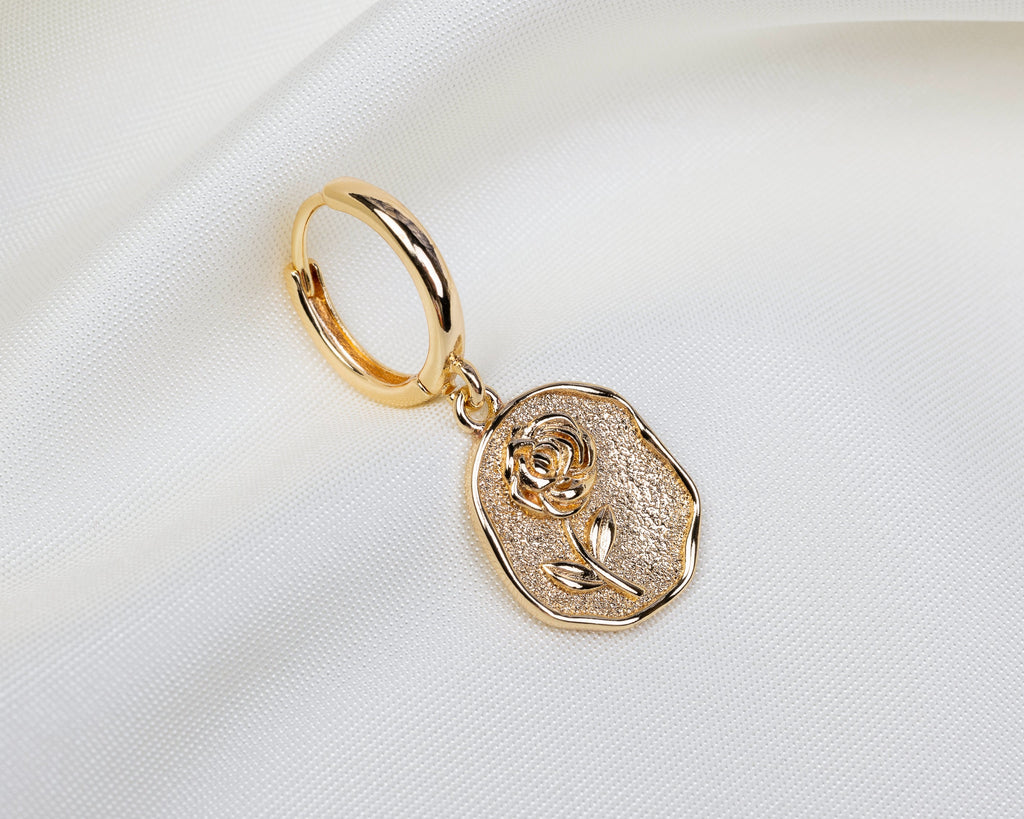 Handgemaakte 14k gold plated oorbel met een tablet-vormige hanger voorzien van een reliëf van een roos