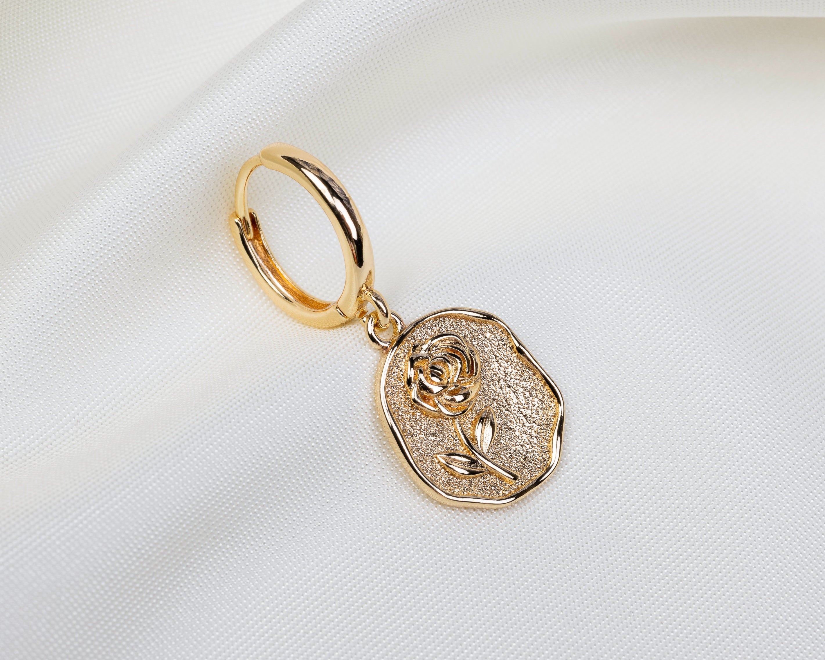 Handgemaakte 14k gold plated oorbel met een tablet-vormige hanger voorzien van een reliëf van een roos