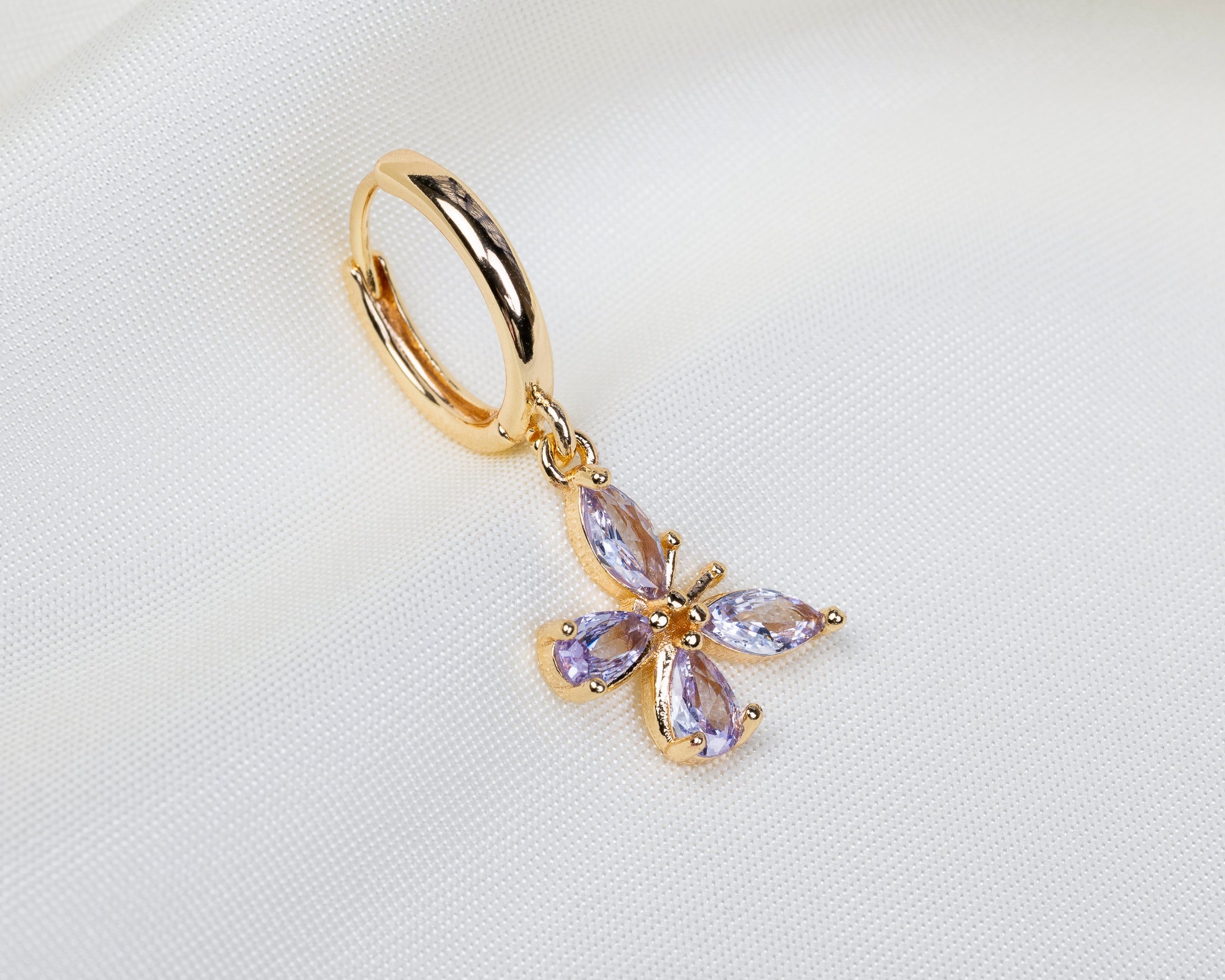 Handgemaakte 14k gold plated oorbel met vlinder hanger van lila zirkonia