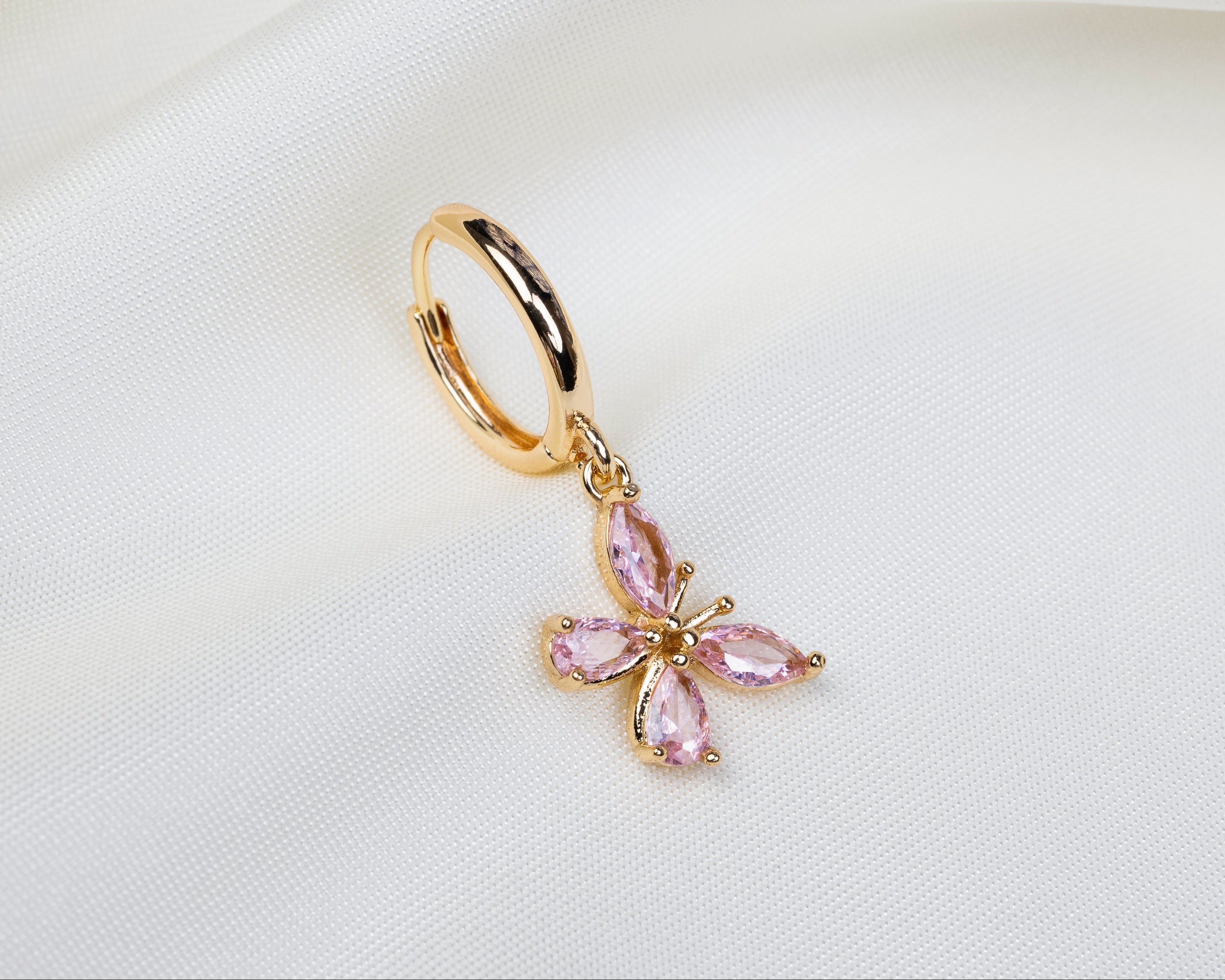 Handgemaakte 14k gold plated oorbel met vlinder hanger van roze zirkonia