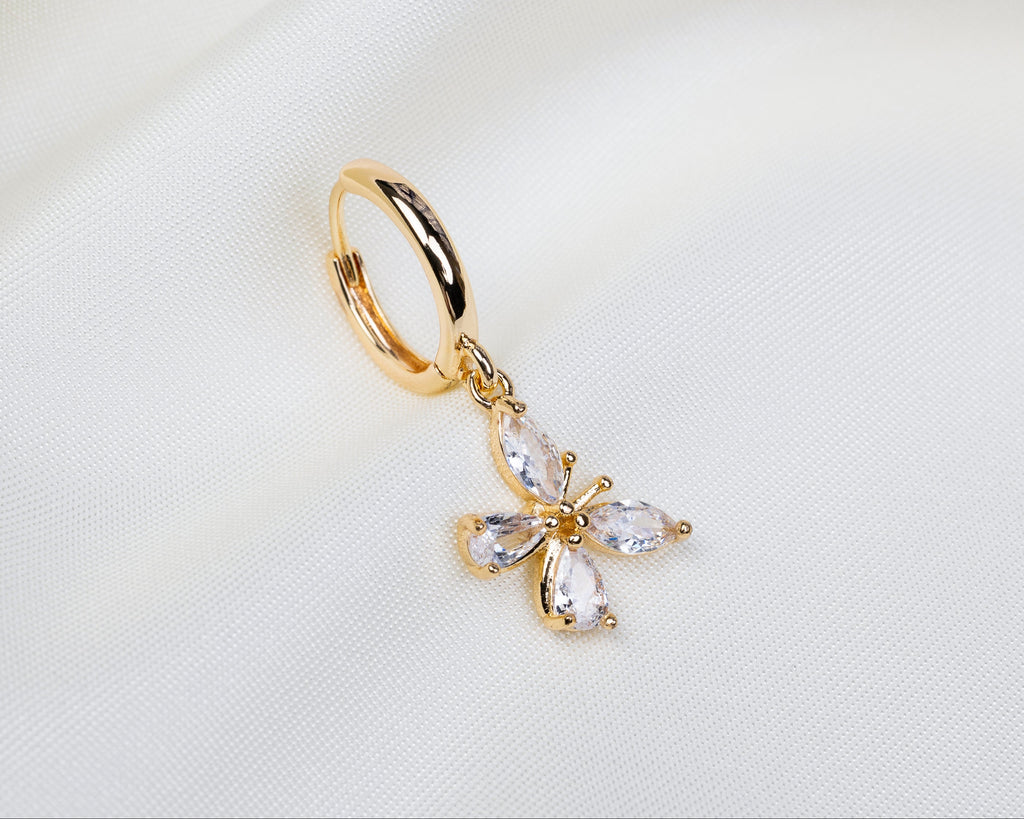 Handgemaakte 14k gold plated oorbel met vlinder hanger van witte zirkonia