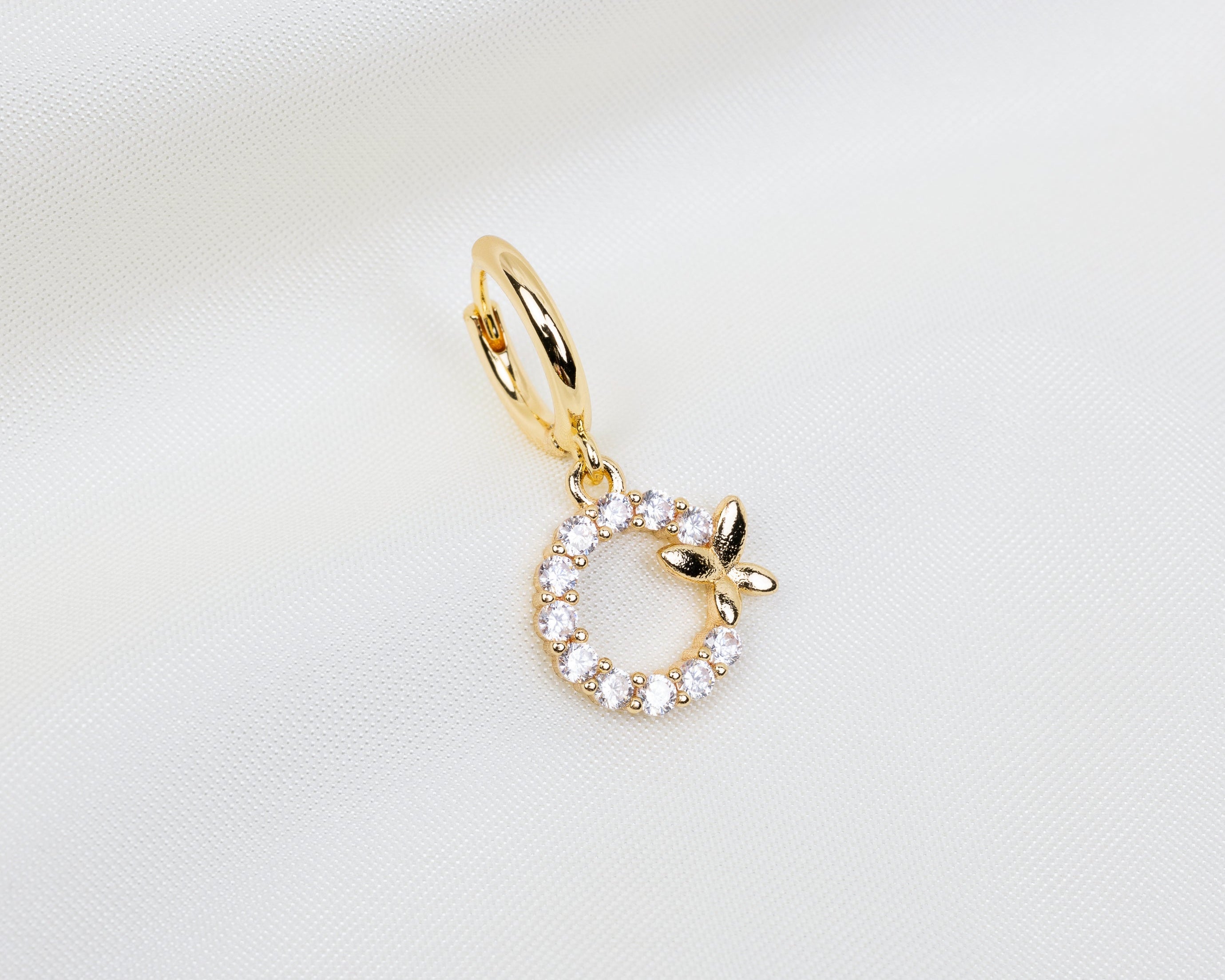 Handgemaakte 14k gold plated oorbel met klein rond zirkonia hangertje met klein vlindertje