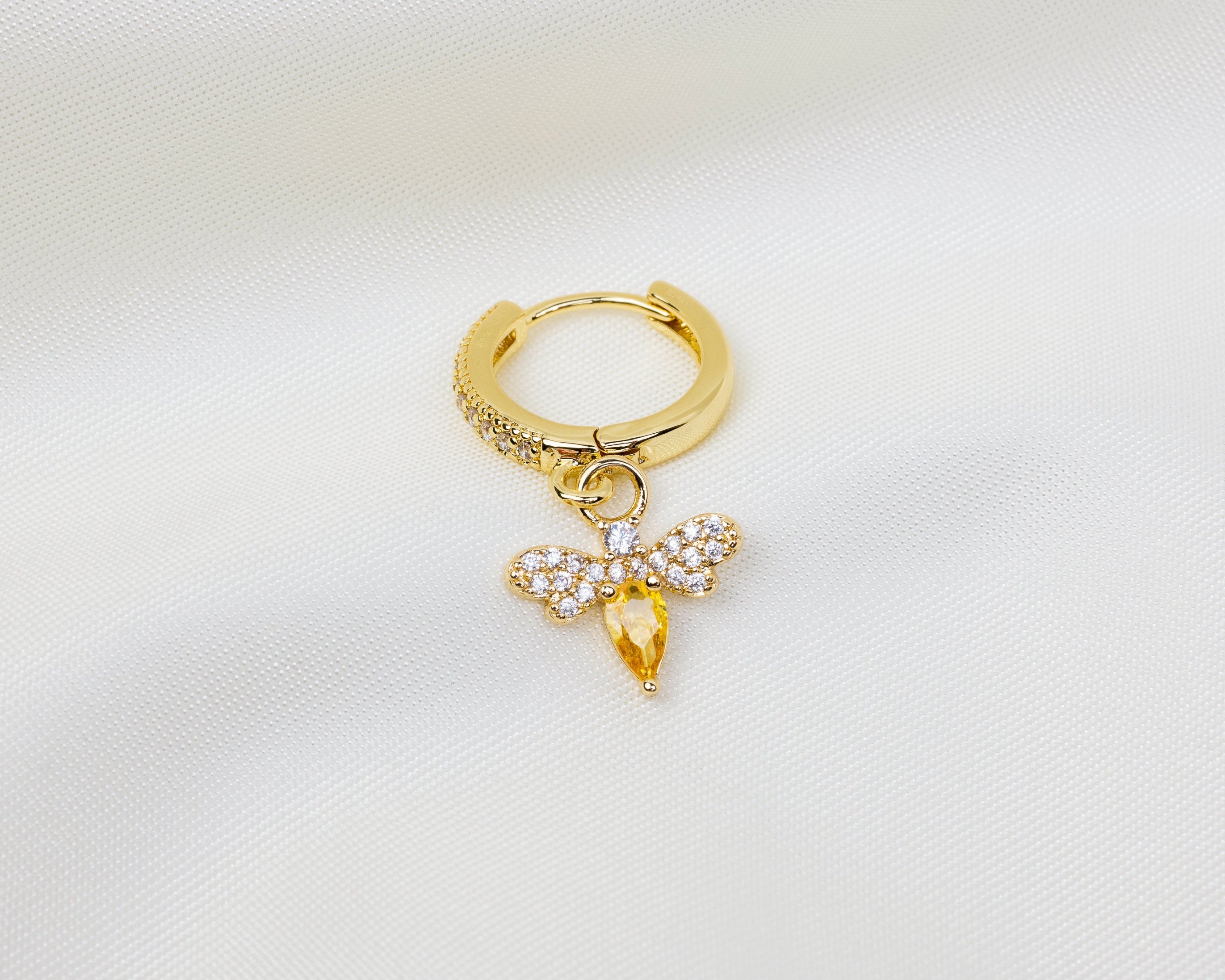 Handgemaakte 14k gold plated oorbel met vuurvlieg hanger en pavé zetting van gele en witte zirkonia