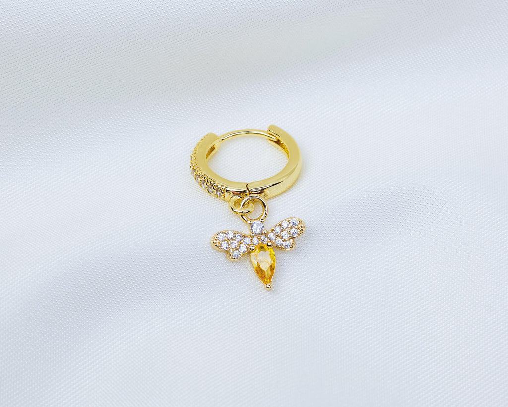 Handgemaakte 14k gold plated oorbel met vuurvlieg hanger en pavé zetting van gele en witte zirkonia