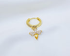 Handgemaakte 14k gold plated oorbel met vuurvlieg hanger en pavé zetting van gele en witte zirkonia