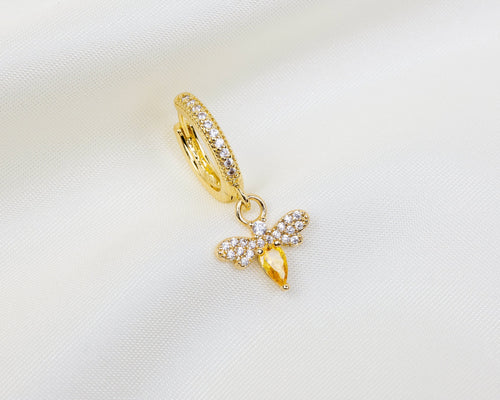 Handgemaakte 14k gold plated oorbel met vuurvlieg hanger en pavé zetting van gele en witte zirkonia