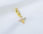 Handgemaakte 14k gold plated oorbel met vuurvlieg hanger en pavé zetting van gele en witte zirkonia