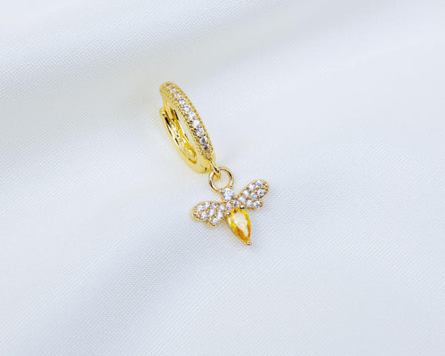 Handgemaakte 14k gold plated oorbel met vuurvlieg hanger en pavé zetting van gele en witte zirkonia