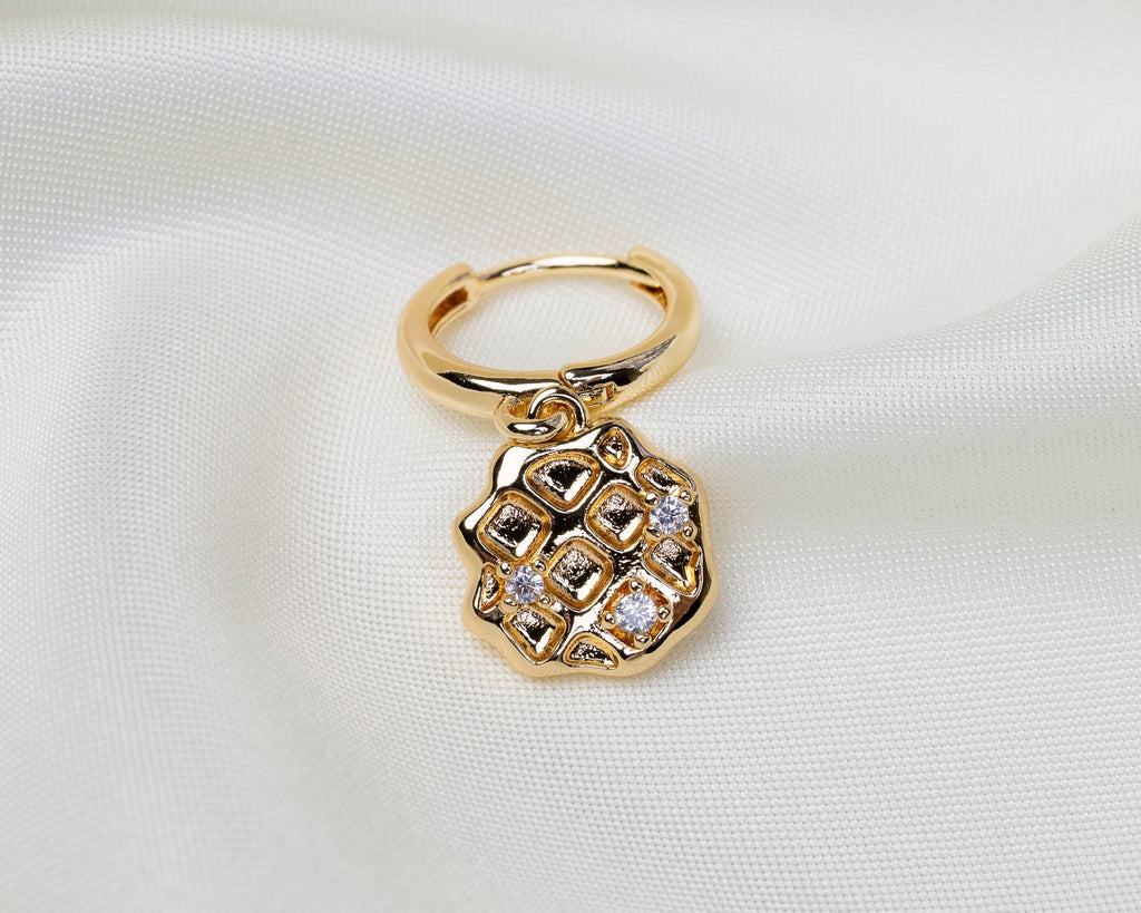 Handgemaakte 14k gold plated oorbel met een hanger in de vorm van een wafel met witte zirkonia