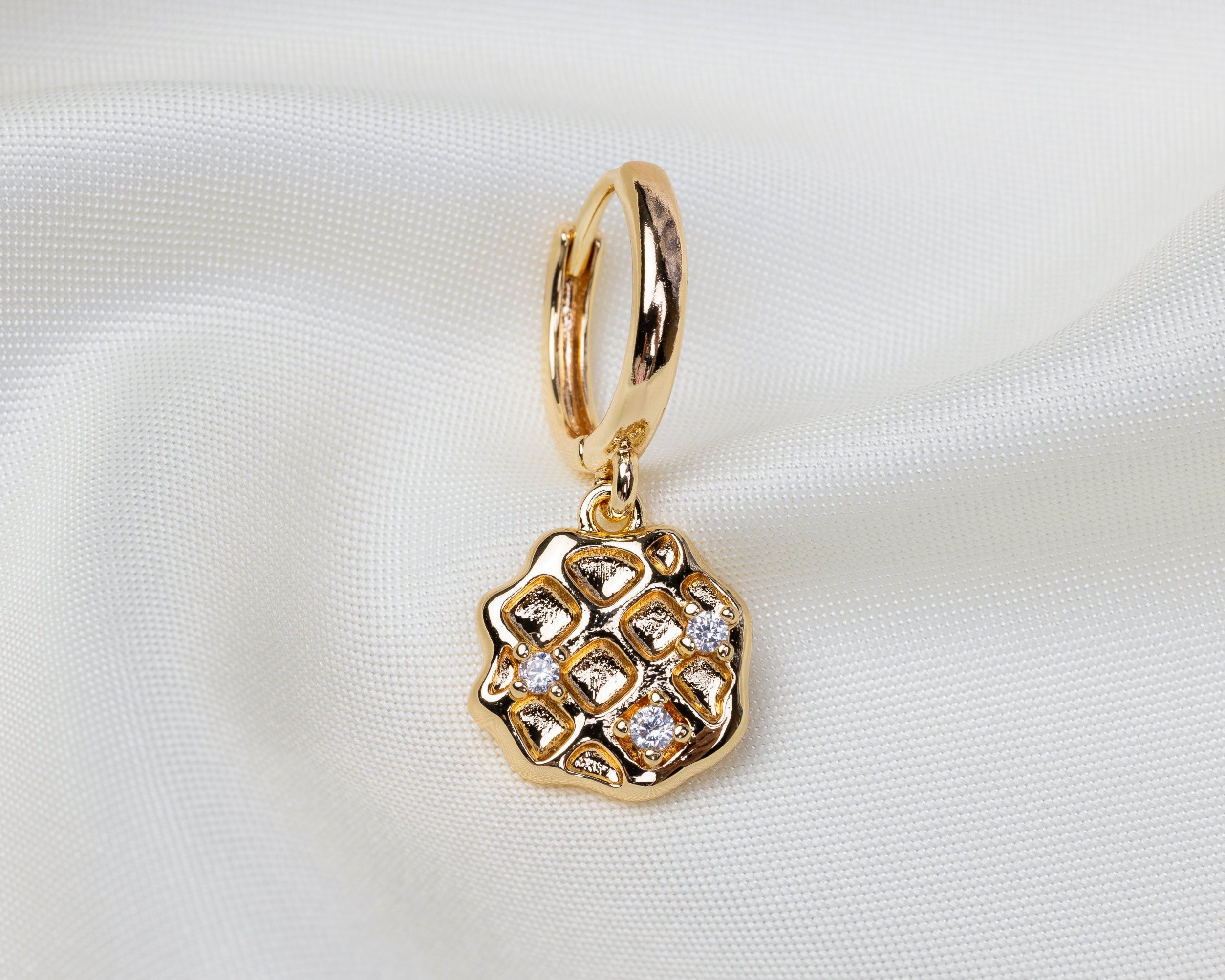 Handgemaakte 14k gold plated oorbel met een hanger in de vorm van een wafel met witte zirkonia